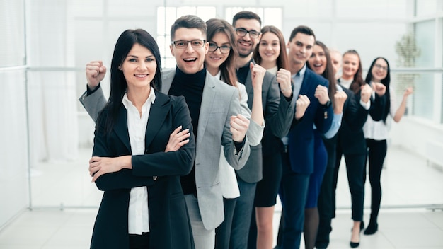 Grupo de jóvenes felices de pie en una fila. el concepto de trabajo en equipo