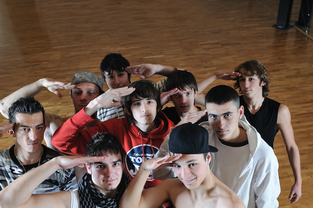 grupo de jóvenes felices posando juntos en un estudio de baile