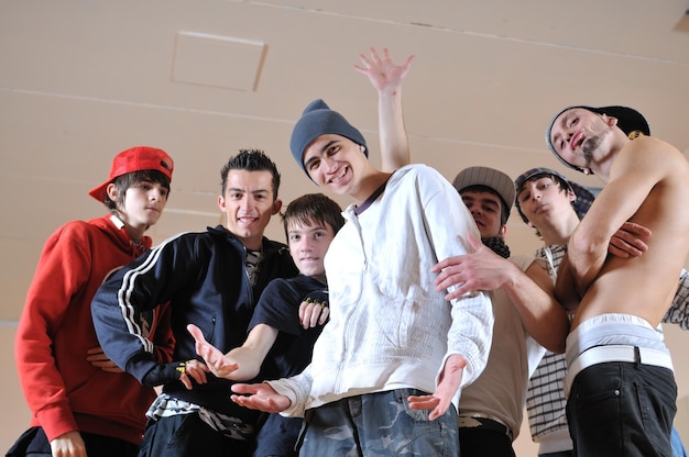 grupo de jóvenes felices posando juntos en un estudio de baile