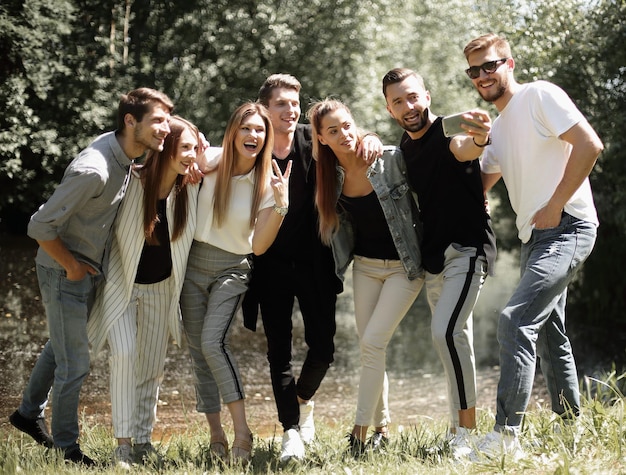 Grupo de jóvenes felices señalándote el concepto de elección