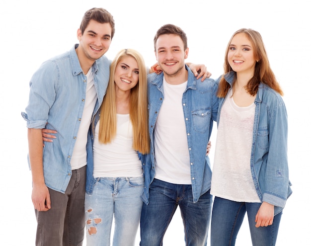 Foto grupo de jóvenes felices