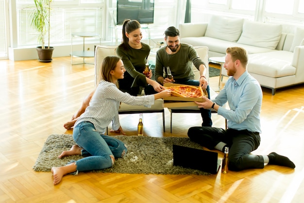 Grupo de jóvenes con fiesta de pizza