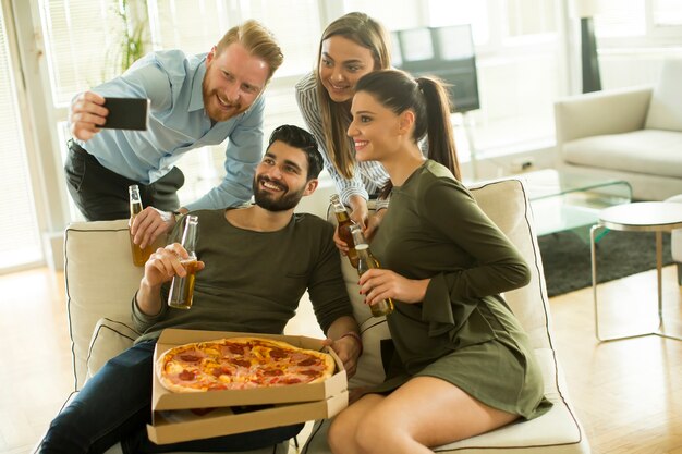 Grupo de jóvenes con fiesta de pizza