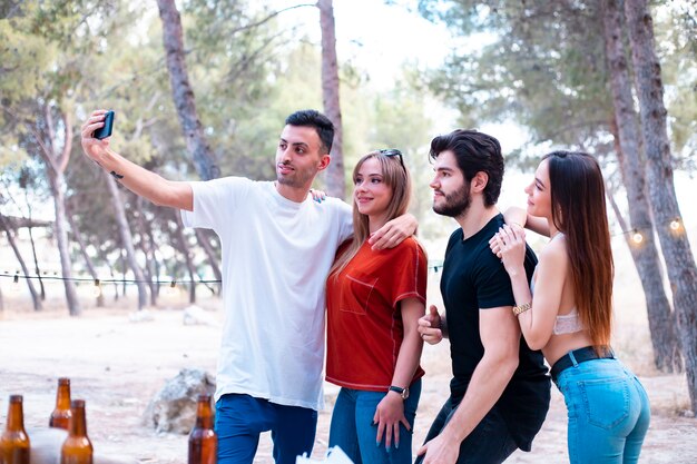 Grupo de jóvenes hace selfie al aire libre