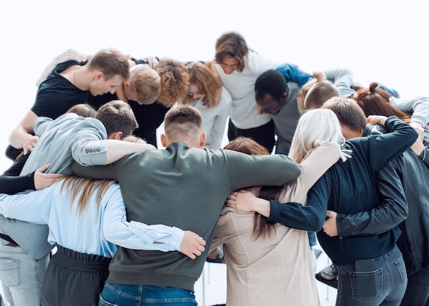 Grupo de jóvenes de ideas afines de pie en un círculo