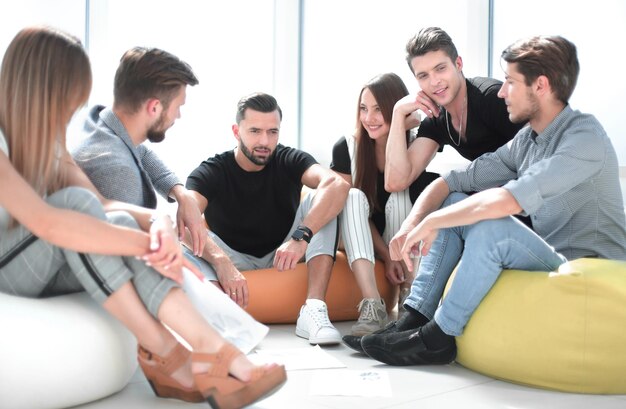 Foto grupo de jóvenes de iniciativa discutiendo el plan de negocios.