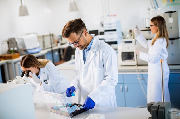 Grupo de jóvenes investigadores que analizan datos químicos en el laboratorio.