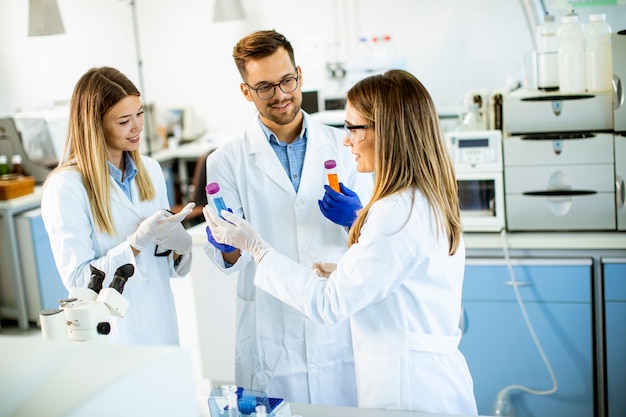 Grupo de jóvenes investigadores que analizan datos químicos en el laboratorio.