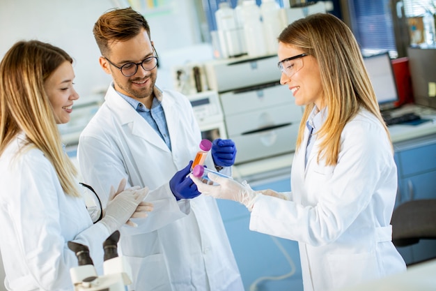 Grupo de jóvenes investigadores que analizan datos químicos en el laboratorio.