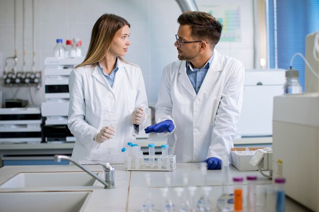 Grupo de jóvenes investigadores que analizan datos químicos en el laboratorio.