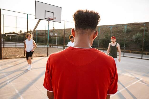 Grupo de jóvenes jugadores de baloncesto multiétnicos