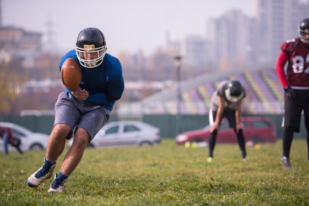 grupo de jóvenes jugadores de fútbol americano en acción durante el entrenamiento en el campo