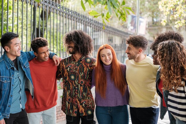 Grupo de jóvenes juntos al aire libre en la ciudad Concepto de estilo de vida que se unen