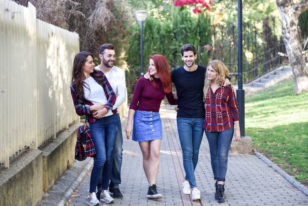 Grupo de jóvenes juntos al aire libre en el fondo urbano
