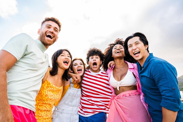 Grupo de jóvenes mejores amigos que se unen al aire libre