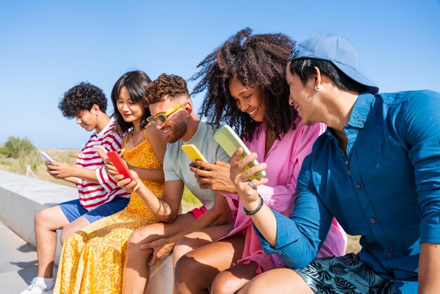 Grupo de jóvenes mejores amigos que se unen al aire libre