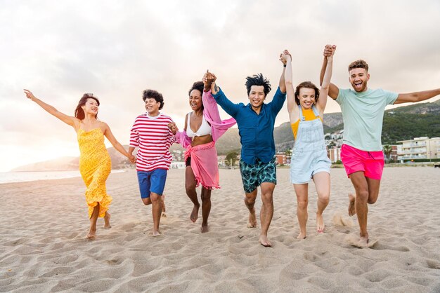 Grupo de jóvenes mejores amigos que se unen al aire libre