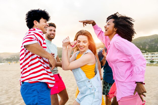 Grupo de jóvenes mejores amigos que se unen al aire libre