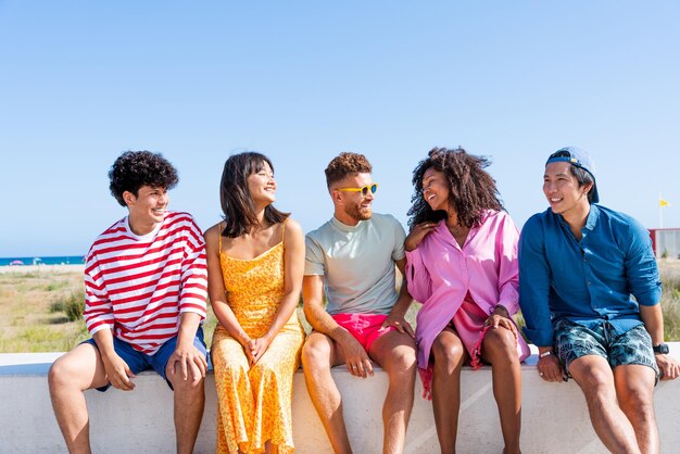 Grupo de jóvenes mejores amigos que se unen al aire libre