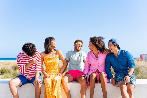 Grupo de jóvenes mejores amigos que se unen al aire libre