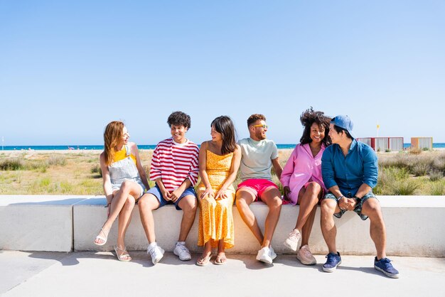 Grupo de jóvenes mejores amigos que se unen al aire libre