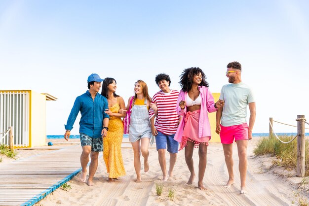 Grupo de jóvenes mejores amigos que se unen al aire libre