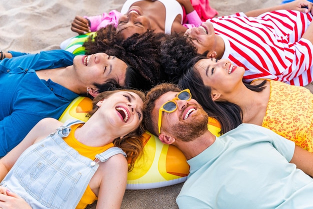 Grupo de jóvenes mejores amigos que se unen al aire libre