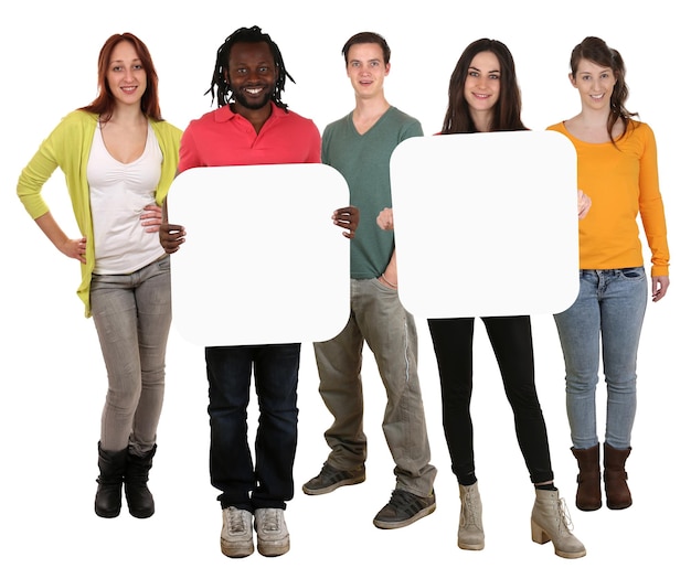 Foto grupo de jóvenes multiétnicos con espacio de copia para dos letras o texto