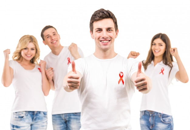 Grupo de jóvenes positivos con cinta roja.