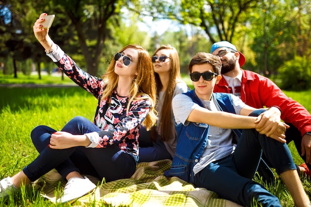 Grupo de jóvenes que se divierten al aire libre. Caras sonrientes. Buen estado de ánimo. Estilo de vida de verano