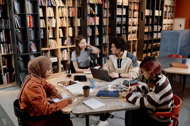Grupo de jóvenes que estudian en la biblioteca