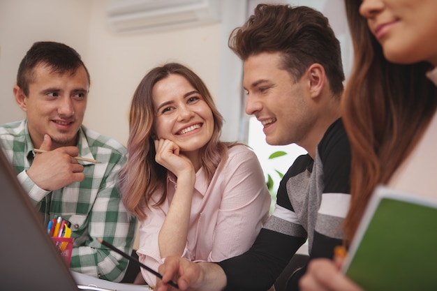 Grupo de jóvenes que estudian juntos en el aula universitaria