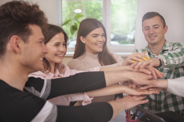 Grupo de jóvenes que estudian juntos en el aula universitaria