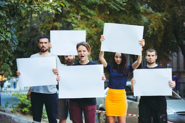 Grupo de jóvenes que protestan al aire libre La gente de protesta demostración lucha por la democracia