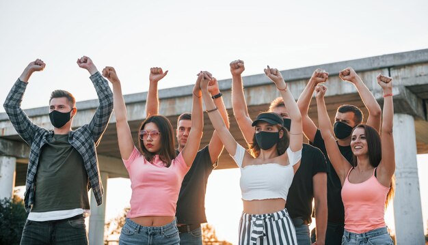 Grupo de jóvenes que protestan que se unen Activista por los derechos humanos o contra el gobierno