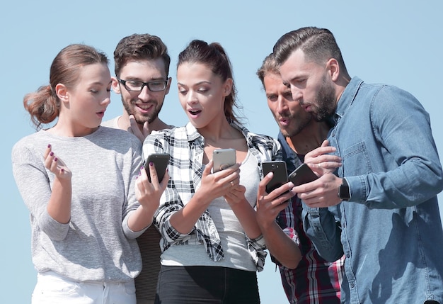 Grupo de jóvenes que utilizan teléfonos inteligentes