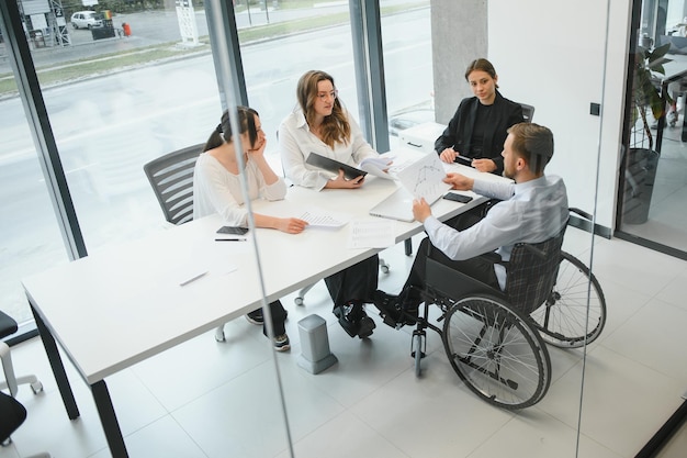 Grupo de jóvenes en reunión de negocios