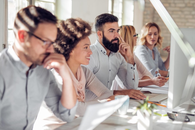 Grupo de jóvenes en reunión de negocios