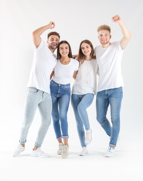 Grupo de jóvenes en ropa casual con estilo en blanco