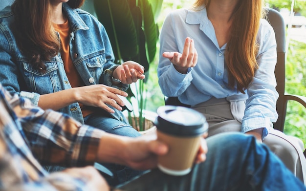 Un grupo de jóvenes sentados y hablando juntos.