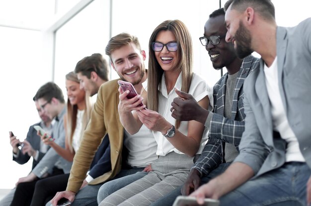 Grupo de jóvenes con smartphonespersonas y tecnología