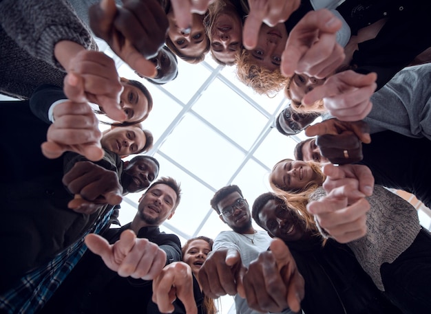 Grupo de jóvenes sonrientes apuntándote