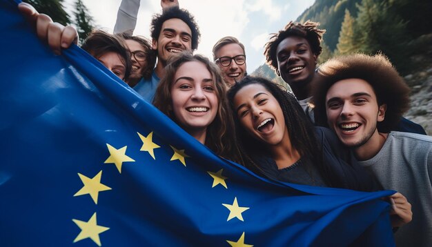 un grupo de jóvenes se toman un selfie en el fondo ondea la bandera de la unión europea