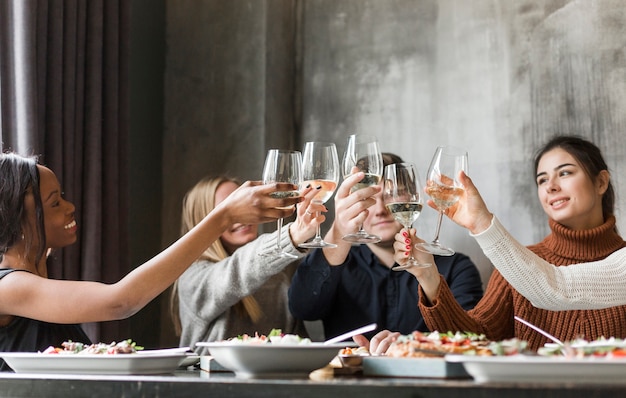 Grupo de jóvenes tostado copas de vino