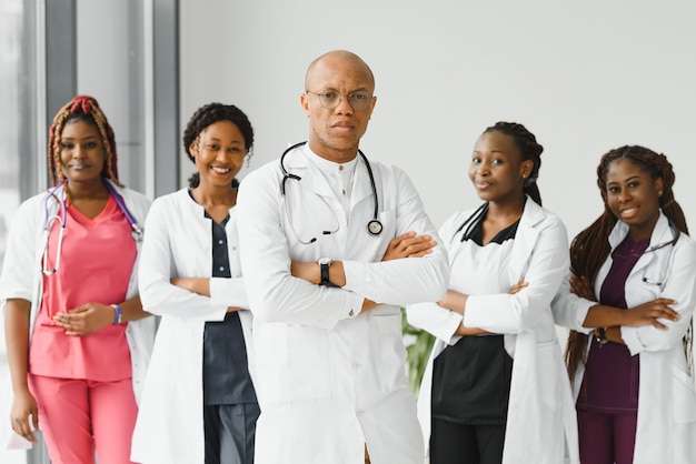 Grupo de jóvenes trabajadores médicos africanos en blanco