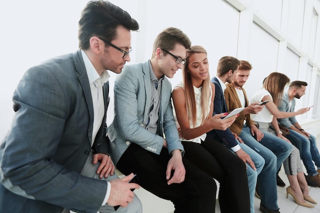 Grupo de jóvenes usan sus teléfonos inteligentes