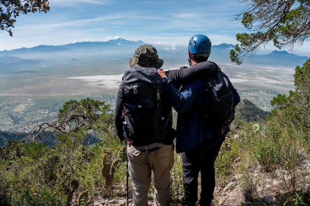 Un grupo de jóvenes viajeros camina por un sendero en las montañas.