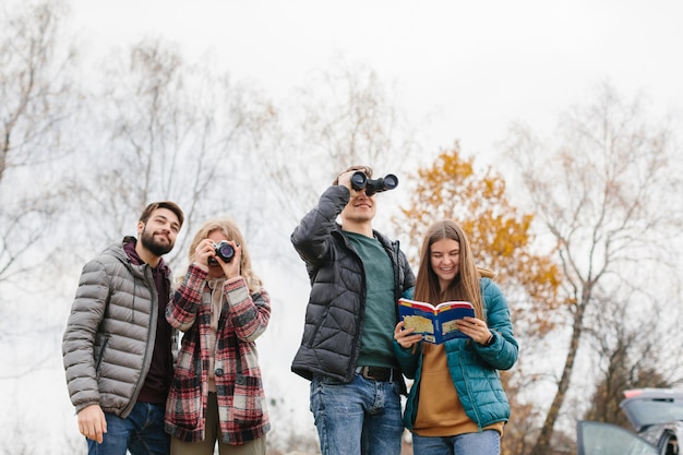 Grupo de jóvenes viajeros felices disfrutando de la naturaleza