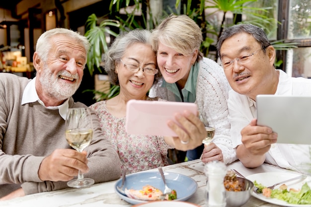 Grupo de jubilados mayores se reúnen concepto de felicidad