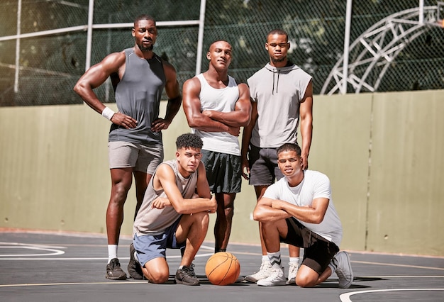 Grupo de jugadores de baloncesto y equipo en retrato en la cancha de baloncesto para deportes de juego y trabajo en equipo Amigos y estudiantes negros para el deporte juntos en la formación de equipos de fitness y ejercicio en la universidad